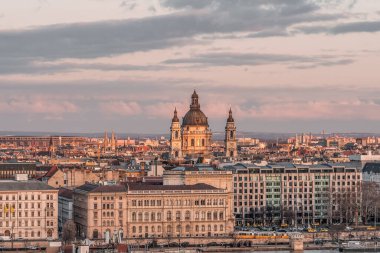 Tuna Nehri 'nin yanındaki St. Stephens Bazilikası' nın altın S 'ler sırasındaki görüntüsü