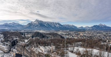 Salzburg 'daki Untersberg kar dağı manzaralı Mochsberg' in panoramik hava manzarası.