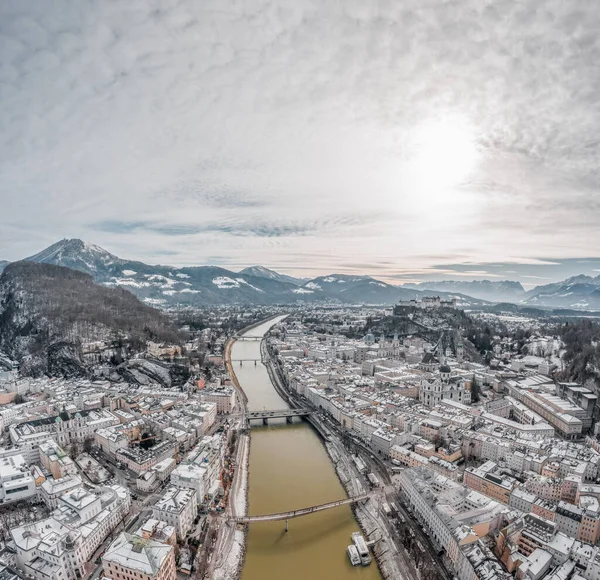 Aerial drone strzał widok na rzekę Salzach przez zaśnieżony Salzburg ci — Zdjęcie stockowe