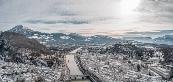 Drone aéreo vista fotografada da cidade de Salzburgo nevada cidade velha por rio pela manhã com Catedral de Salzburgo Hohensalzburg — Fotografia de Stock