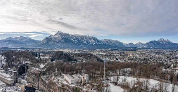 Salzburg 'daki Untersberg kar dağı manzaralı Mochsberg' in panoramik hava manzarası. — Stok fotoğraf