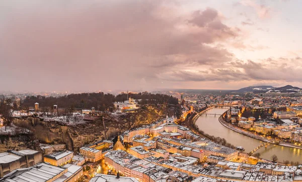 5 lutego 2020 - Salzburg, Austria: Widok z lotu ptaka na Muzeum Sztuki Nowoczesnej Salzburg na wzgórzu Monchsberg o zmierzchu — Zdjęcie stockowe