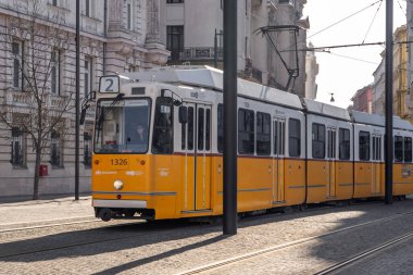 Budapeşte, Macaristan - 8 Şubat 2020: Macaristan Parlamentosu kışın tramvay geçişi