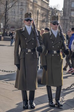 Budapeşte, Macaristan - 8 Şubat 2020: Budapeşte 'de Macaristan Parlamentosu önünde üniformalı muhafız değişikliği