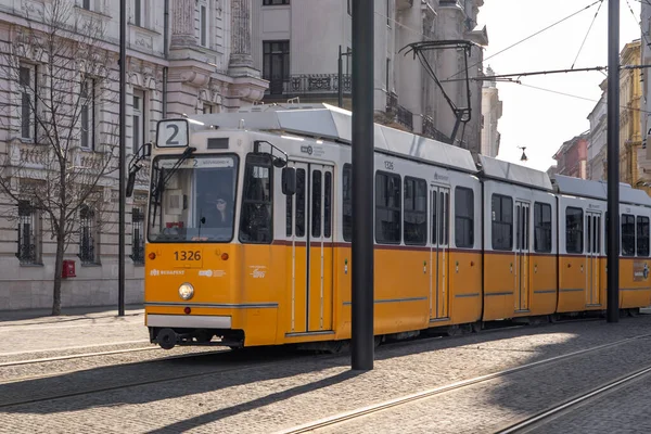 Budapeşte, Macaristan - 8 Şubat 2020: Macaristan Parlamentosu kışın tramvay geçişi
