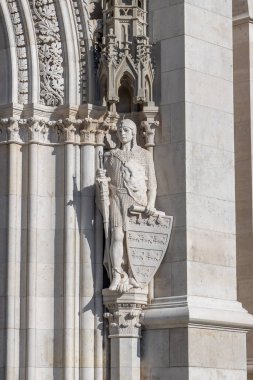 Budapeşte, Macaristan - 8 Şubat 2020: Budapeşte Macar Parlamentosu 'nun kışın dış girişindeki kireçtaşı heykeli
