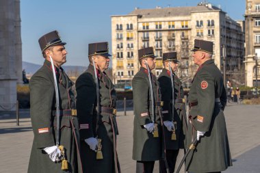 Budapeşte, Macaristan - 8 Şubat 2020: Budapeşte 'de Macaristan Parlamentosu önünde üniformalı muhafız değişikliği