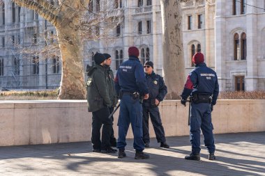 Budapeşte, Macaristan - 8 Şubat 2020: Macar Polisi kış sabahı Kossuth Meydanı yakınlarında görüştü