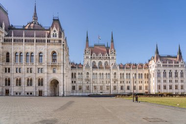 Macaristan Parlamentosu Budapeşte 'de sabah doğu cephesi manzaralı bir bina inşa ediyor