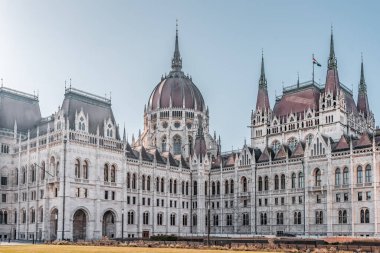 Macaristan Parlamentosu Budapeşte 'de sabah doğu cephesi manzaralı bir bina inşa ediyor