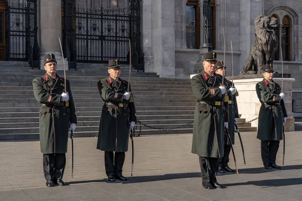 Budapest Hungary Feb 2020 Change Guards Uniform Swords Front Hungarian — Stock Photo, Image