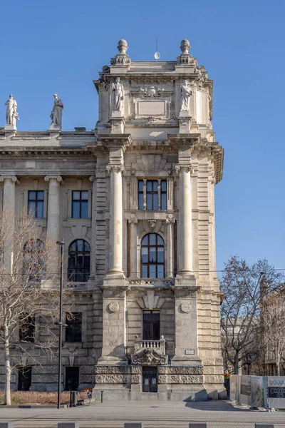 Budapeste Hungria Fevereiro 2020 Fachada Com Esculturas Alegóricas Museu Etnográfico — Fotografia de Stock