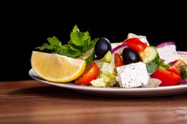 Beyaz peynir, zeytin, marul, domates, salatalık, limon ile salata.