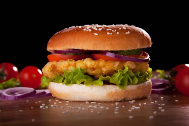 Tavuk, salata, salatalık, domates ve soğan ile Burger.