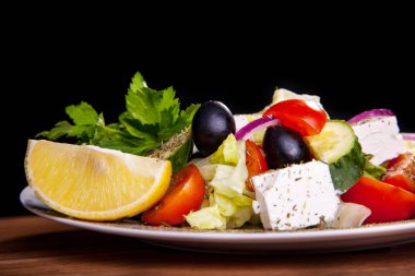 Beyaz peynir, zeytin, marul, domates, salatalık, limon ile salata.