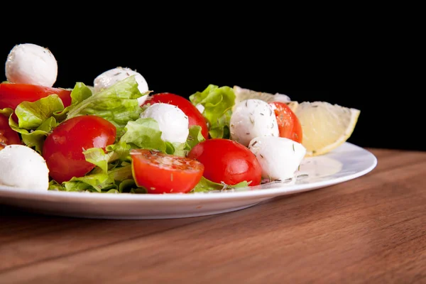 Salade de légumes méditerranéens avec boules de fromage et citron, tomates, légumes verts . — Photo