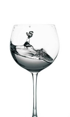 Şarap cam, su izole beyaz bir arka plan üzerinde sıçrama.