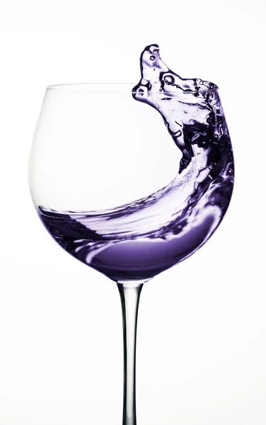 Wijnglas, plons water op een witte achtergrond, geïsoleerd. — Stockfoto
