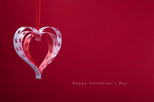 Corazones de San Valentín con ángeles hechos a mano sobre un fondo rojo, una buena tarjeta de felicitación . — Foto de Stock