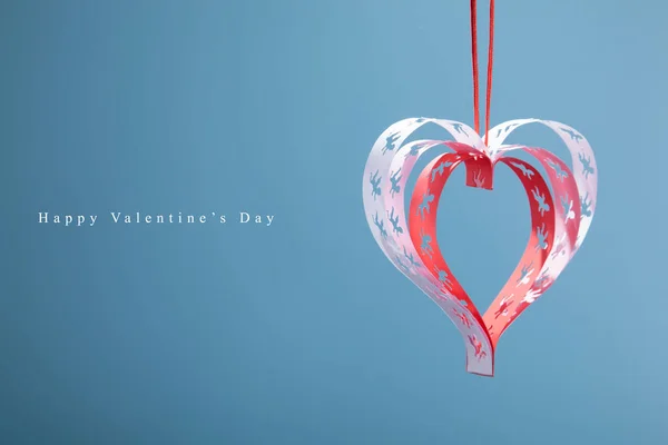 Corazones con ángeles hechos a mano sobre un fondo azul, una buena tarjeta de felicitación . — Foto de Stock