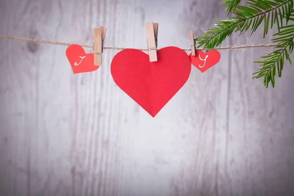 Corazones de San Valentín con ángeles hechos a mano sobre un fondo de madera, una buena tarjeta de felicitación . — Foto de Stock