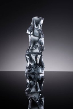 Üç buz küpleri ile su ayna arka plan üzerinde