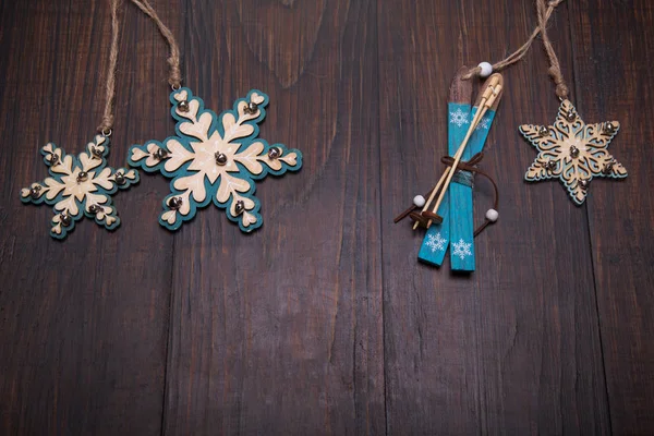 Decoraciones de juguetes de madera de Navidad sobre fondo de madera . —  Fotos de Stock