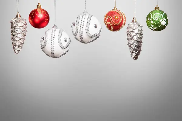 Plata, Rojo, Verde Navidad Año Nuevo bolas para el árbol de Navidad en gris —  Fotos de Stock