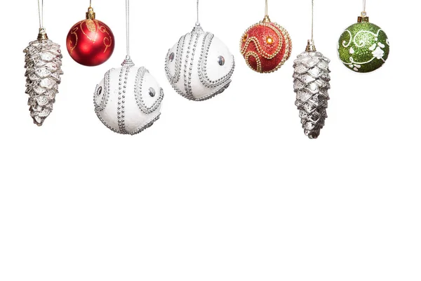 Gümüş, kırmızı, yeşil Noel Yılbaşı baubles Noel ağacı üzerinde beyaz izole için — Stok fotoğraf