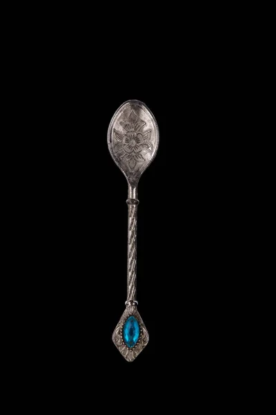 Vintage arany tea spoon régi egy fekete háttér előtt egy kék ékszerdoboz. — Stock Fotó