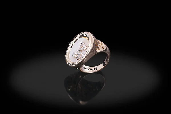 Gele goud kostbare ring met diamanten met een vlinder en parel op zwarte achtergrond. Goed materiaal voor artikel of post. — Stockfoto