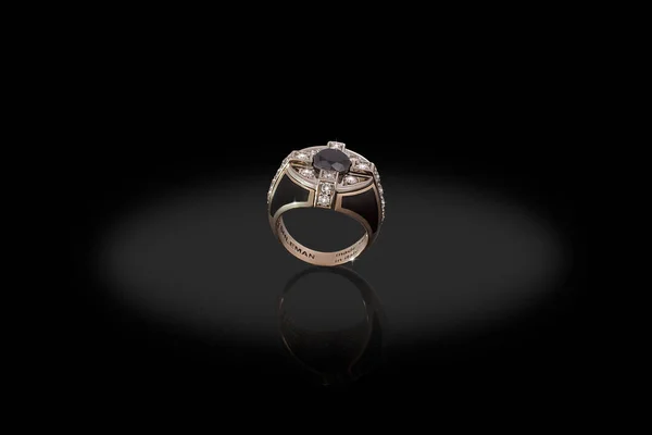 Yellow Gold precious ring male with diamonds white and black on black background. Good material for article or post. — Stock Photo, Image