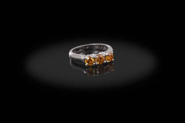 Zilver goud kostbare ring vrouw met grote gele diamanten op zwarte achtergrond. Goed materiaal voor design sieraden. — Stockfoto