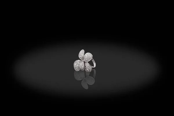 Fehér arany értékes gyűrű női alak virág gyémánt fekete háttér. Jó anyag, design ékszer. — Stock Fotó