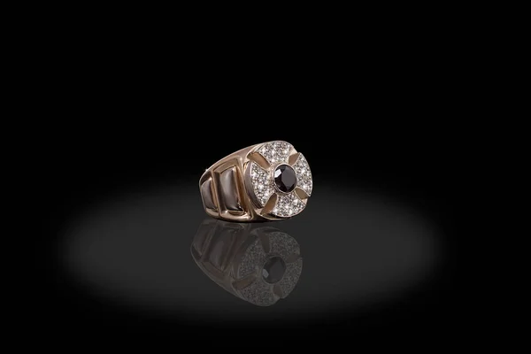 Gele goud kostbare ring man met diamanten wit en zwart op zwarte achtergrond. Goed materiaal voor design sieraden. — Stockfoto