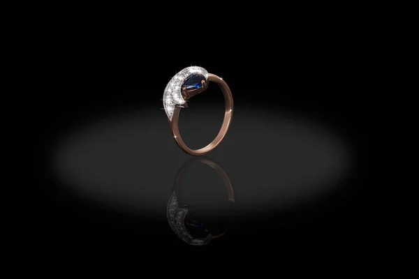 Gele goud kostbare kroon ring vrouwelijke met diamanten op zwarte achtergrond. Goed materiaal voor design sieraden. — Stockfoto