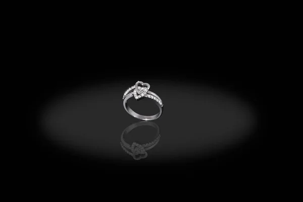 Stříbrný drahocenný prsten žena dvě srdce s diamanty na černém pozadí. Dobrý materiál pro návrh šperku. — Stock fotografie