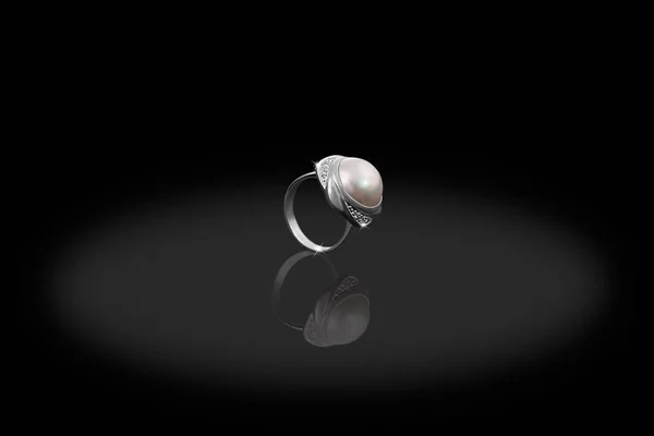 Θηλυκό ασημένιο πολύτιμο μαργαριτάρι δαχτυλίδι με διαμάντια σε μαύρο φόντο. Καλό υλικό για σχεδιασμό κοσμημάτων. — Φωτογραφία Αρχείου