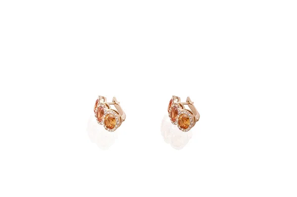 흰색 바탕에 다이아몬드와 옐로우 골드 소중한 귀걸이. — 스톡 사진