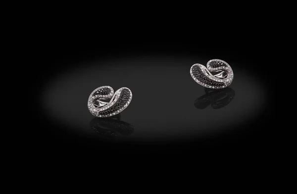 Brincos preciosos de prata com diamantes em fundo preto . — Fotografia de Stock