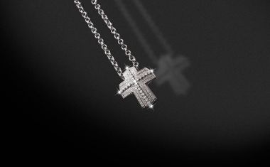 Elmas siyah arka plan üzerine çapraz ile değerli Platin zincir.