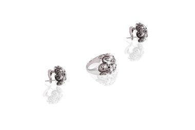 Beyaz izole arka planda elmaslarla Platin değerli küpe yüzük erkek. 