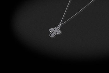 Değerli gümüş zinciri ile çapraz siyah arka plan üzerine.