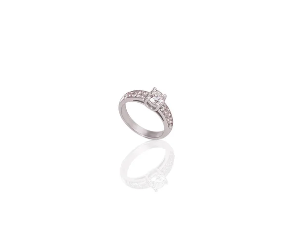 Anillo precioso de platino hembra con diamantes grandes sobre fondo blanco aislado . — Foto de Stock