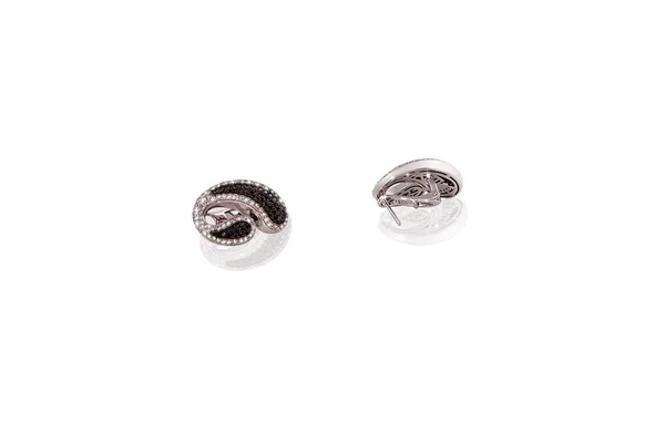 Brincos preciosos de platina fêmea com diamantes sobre fundo isolado branco . — Fotografia de Stock