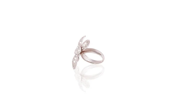 Platino prezioso anello fiore femminile con diamanti su sfondo bianco isolato . — Foto Stock