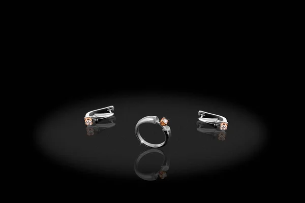 Platina kostbare oorbellen ring vrouw met diamanten op zwarte achtergrond. — Stockfoto