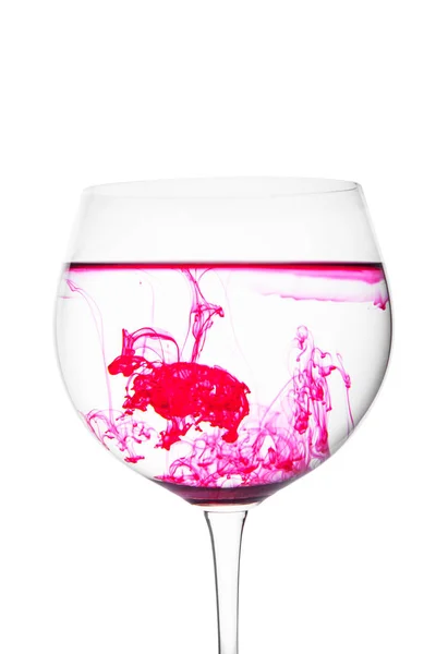 Харчове забарвлення дифузне у воді всередині виноробної скляної зони для гасла або рекламного текстового повідомлення на білому тлі . — стокове фото
