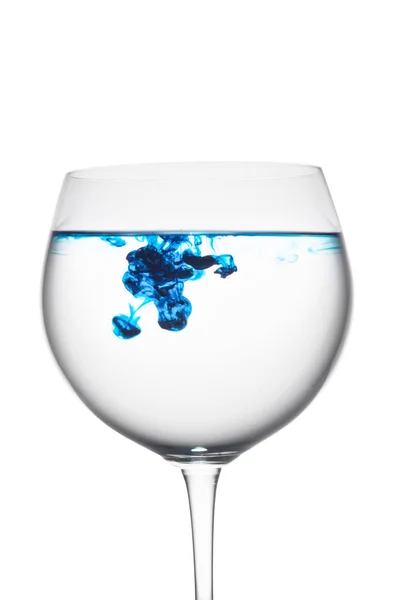 Colorazione alimentare diffusa in acqua all'interno dell'area bicchiere di vino per slogan o messaggi pubblicitari, su sfondo bianco . — Foto Stock