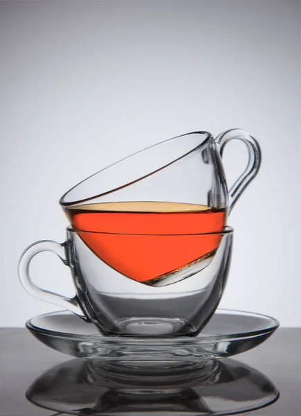 Tazas de té de vidrio en platillo, buen concepto de la idea, en el fondo de gradiente . —  Fotos de Stock